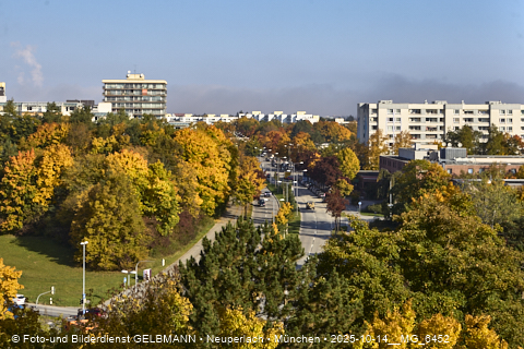15.10.2025 - goldener Oktober mit Blick auf das Marx-Zentrum und Wohnanlage am Karl-Marx-Ring 52-62